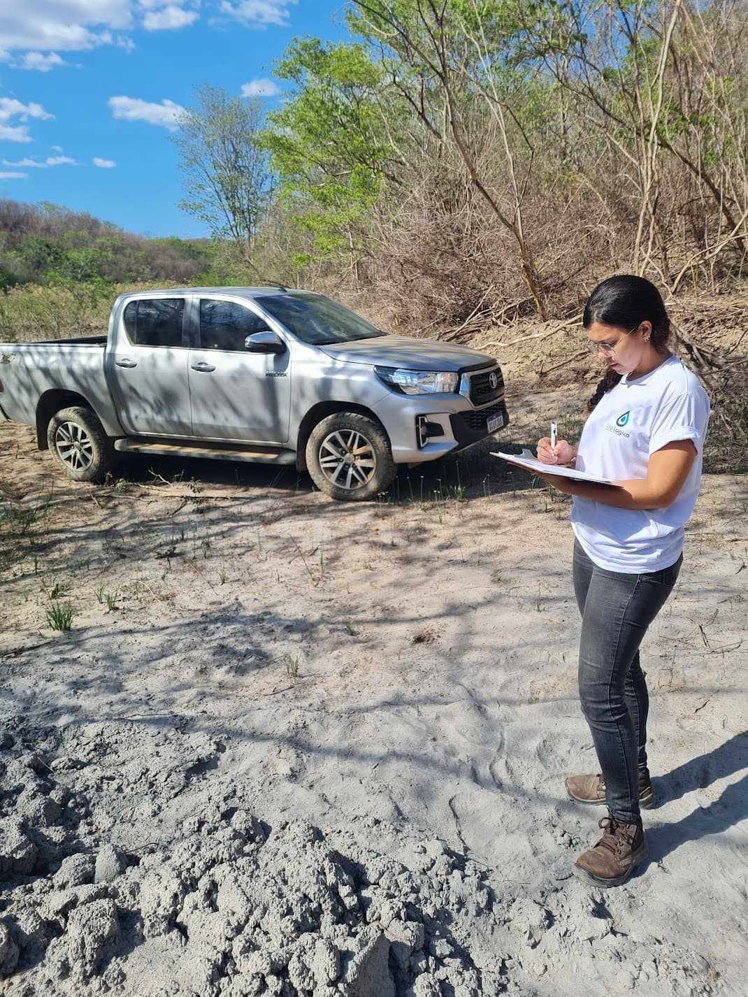 Profissional da Litologica realizando avaliação técnica de passivo ambiental em campo